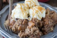 Slow-Cooker Apple Crisp with Cinnamon Oat Topping
