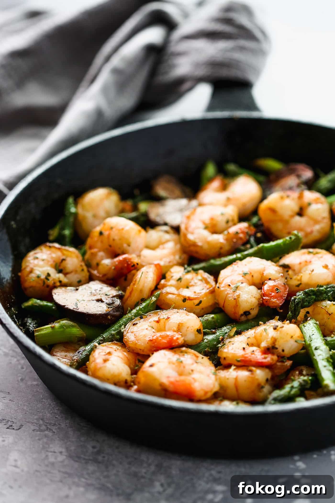 Garlic Butter Shrimp with Asparagus Recipe for Quick Weeknights 3 Garlic shrimp asparagus skillet.