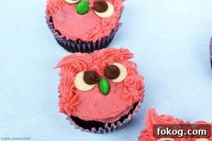 Adorable Owl Cupcake Recipe and Decorating Ideas 5 Owl Cupcakes are soft and fluffy chocolate cupcake decorated with a vanilla buttercream to look like gorgeous, googly eyed owls! Perfect for a birthday cake, party, get together or just for fun. #owlcupcakes #pinkowl