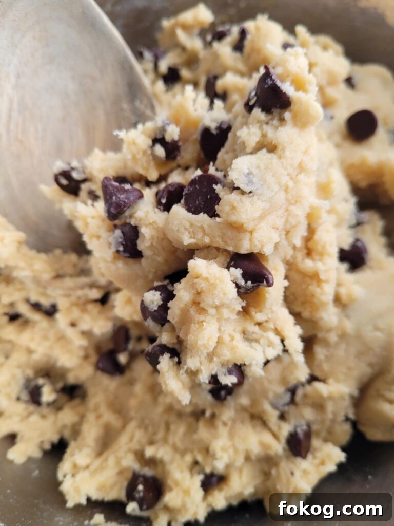 Crispy Edges, Chewy Centers: Ultimate Chocolate Chip Cookies 12 img 84331 11