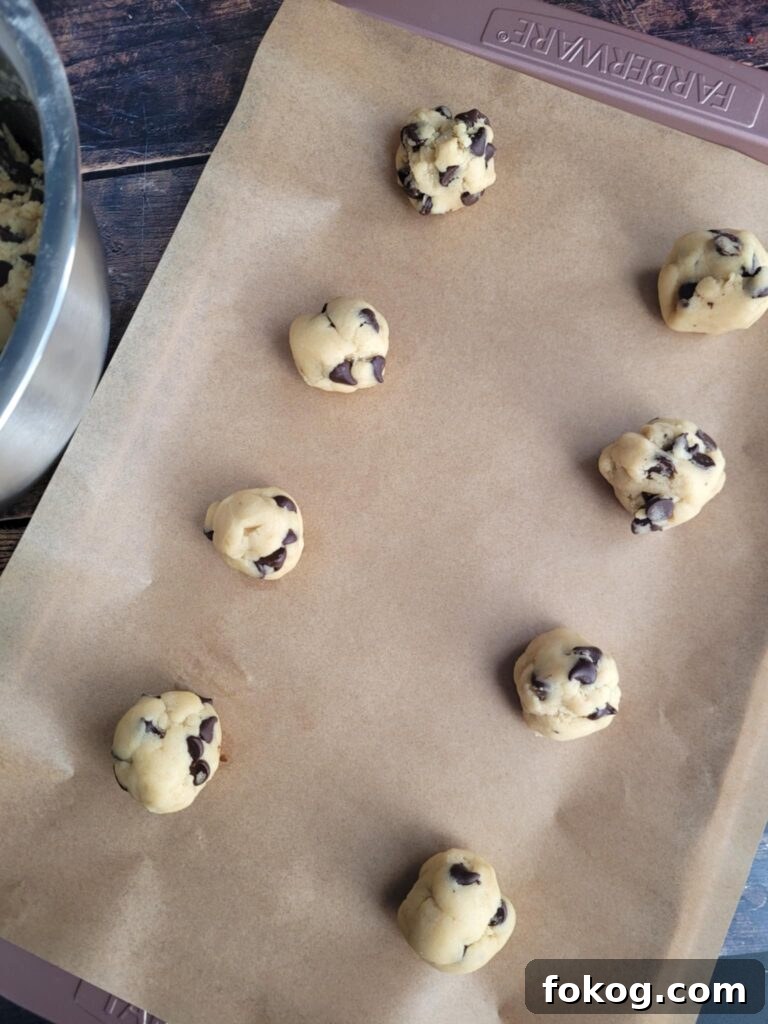 Crispy Edges, Chewy Centers: Ultimate Chocolate Chip Cookies 9 img 84331 8